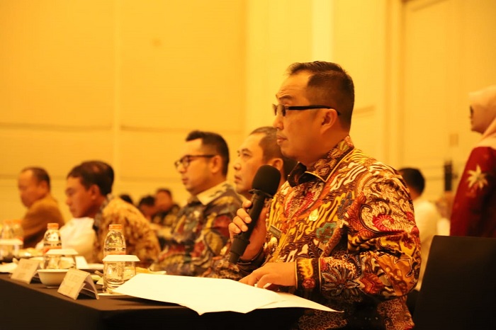 SERIUS: Pj Bupati Jombang Teguh Narutomo dalam rapat pembahasan lintas sektor rancangan perbup RDTR WP Kecamatan Ploso di Jakarta, Senin (8/9).