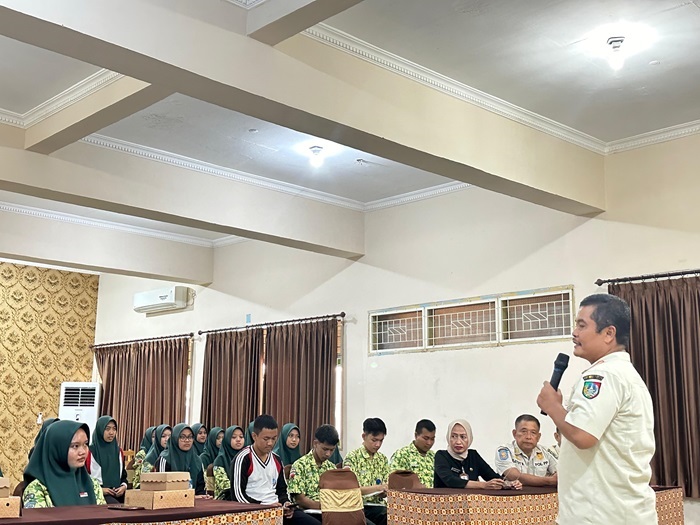 SERIUS: Kepala Satpol PP Jombang Thonsom Pranggono memberikan edukasi ke siswa.