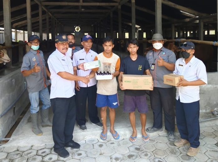 MENYELURUH: Dinas Peternakan Jombang memberikan vaksin dan obat-obatan secara menyeluruh ke peternak di Kabupaten Jombang.