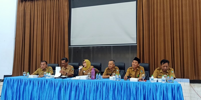 DISIPLIN: Plh Kepala Dinas P dan K Jombang, Wor Windari memimpin rapat pembinaan pegawai.
