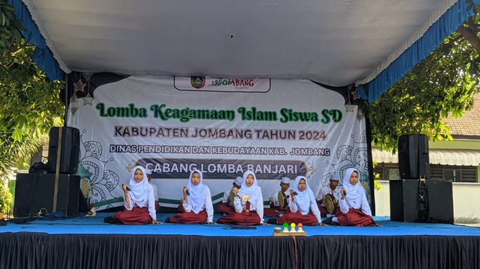ATRAKTIF: Penampilan siswa SD dalam kegiatan lomba keagamaan Islam besutan Dinas P dan K Jombang.