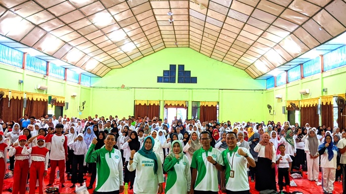 KOMPAK: Plh Kepala Dinas P dan K, Wor Windari, bersama peserta gebyar gerakan sekolah sehat di aula SMKN 3 Jombang, Rabu (25/9).