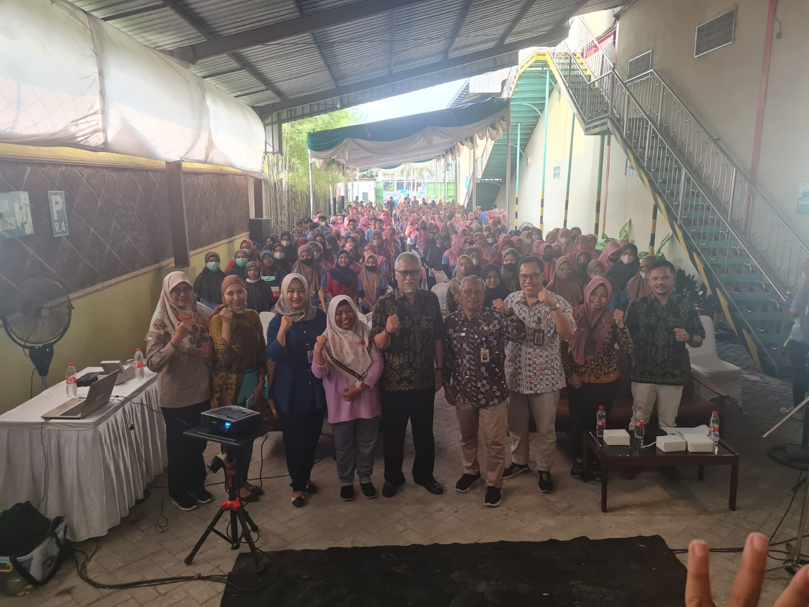 LANCAR: Peserta bimtek bersama Kepala Disnaker, Isawan Nanang, Asisten 2 Wignyo Handoko , Kabid Hubungan Industrial dan Persyaratan Kerja, Rika Paur Fibriamayusi, di Perak Jumat (27/9).
