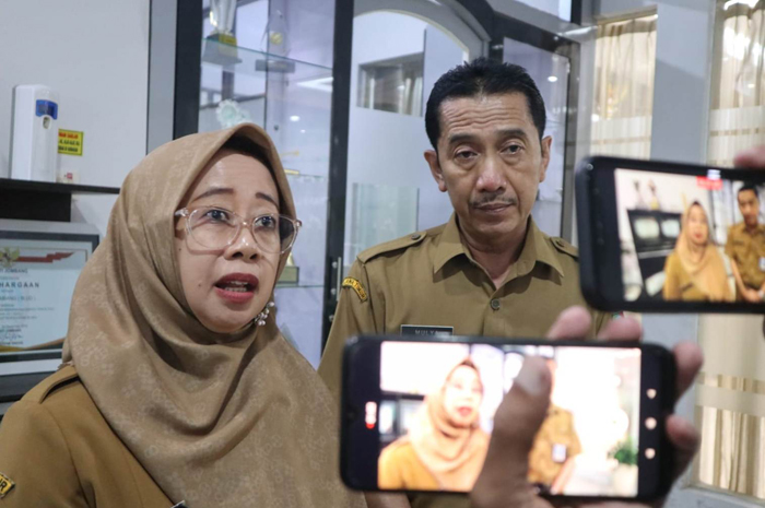 BERI KETERANGAN: Direktur RSUD Jombang Ma&rsquo;murotus Sa&rsquo;diyah saat memberikan keterangan kepada wartawan.