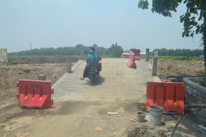 DIKELUHKAN: Proyek irigasi Pariterong yang crossing dengan jalan kabupaten di Desa Kedawong, Kecamatan Diwek, Jombang.