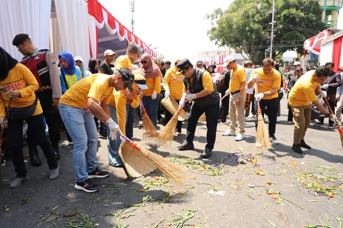 BERSIH_BERSIH: Kegiatan pawai budaya mobil hias dan hasil bumi Dinas P dan K Jombang, dilanjutkan Jombang Resik, (31/8).