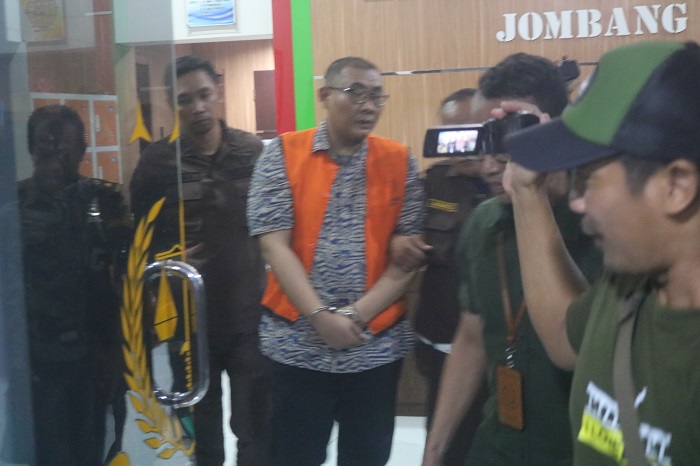 DIGELANDANG: Terdakwa Fiqi Efendi saat digelandang ke Kejari Jombang sebelum ditahan di Lapas Kelas IIb Jombang