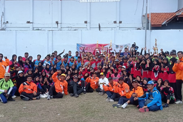 KOMPAK: Seluruh pemain softball, panitia, serta ketua KONI Jombang Sumarsono (29/9).