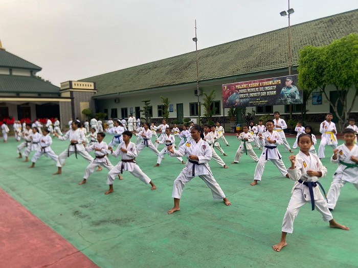 SIAP TANDING: Atlet karate Dojo Satria Jombang latihan persiapan Jombang Open di Kodim 0814 Jombang.