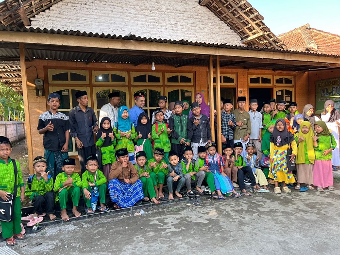 TELADAN: HM Syarif Hidayatullah ST MMT (Gus Sentot) mengunjungi TPQ Al Furqon Jatiwates, Kecamatan Tembelang, Jombang, Sabtu (28/9).