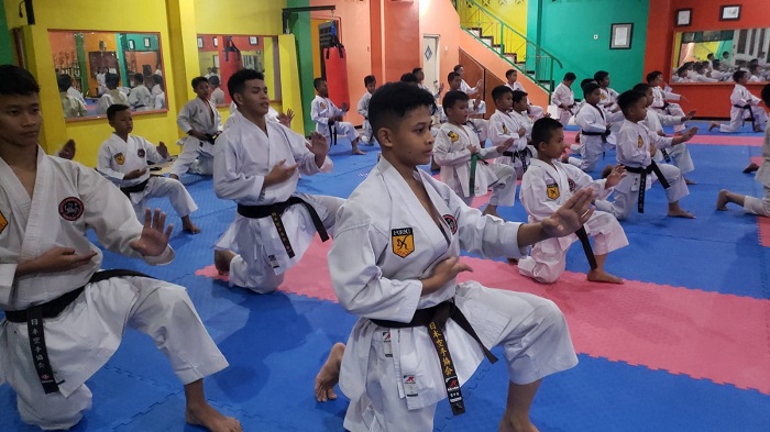 TANGKIS: Atlet JKC saat latihan untuk persiapan Jombang Open Karate Championship di Dojo Mahameru Jombang.