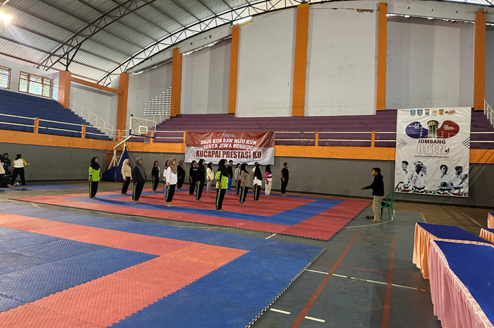 SIAP TANDING: Peserta Jombang Open Karate Championship saat berlatih di GOR Merdeka, Jumat (4/10).