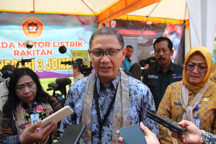 TEGAS: Kepala Dinas Pendidikan Provinsi Jawa Timur, Aries Agung Paewai, saat berkunjung ke Jombang.