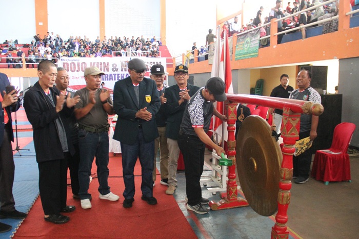 DIBUKA: Kepala Dinas Kepemudaan Olahraga dan Pariwisata, Bambang Nurwijanto, memukul gong tanda dibukanya Jombang Open Karate Championship di GOR Merdeka, Sabtu (5/10).