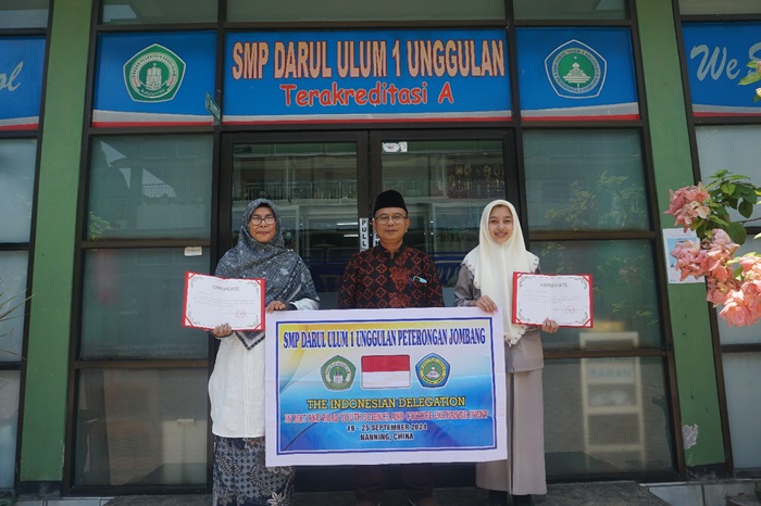 BERPRESTASI: Shalaisya Nabila S   menunjukkan sertifikat penghargaan yang diraihnya dalam ajang The 8th Belt And Road Youth Science And Cultural Exchange Event di provinsi Guangxi, China.
