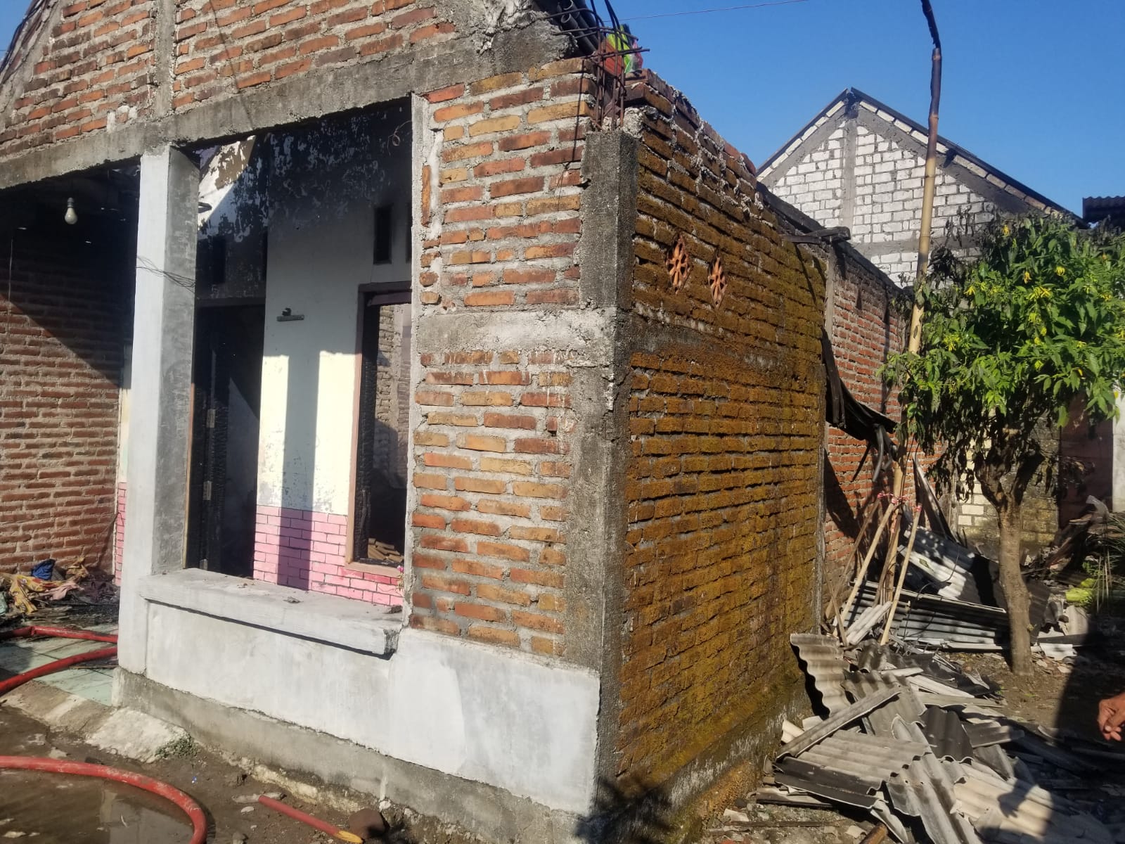LUDES: Sebuah rumah di Dusun Cipir Lor, Desa Banjardowo, Kecamatan Kabuh, Jombang, hangus dilalap api.