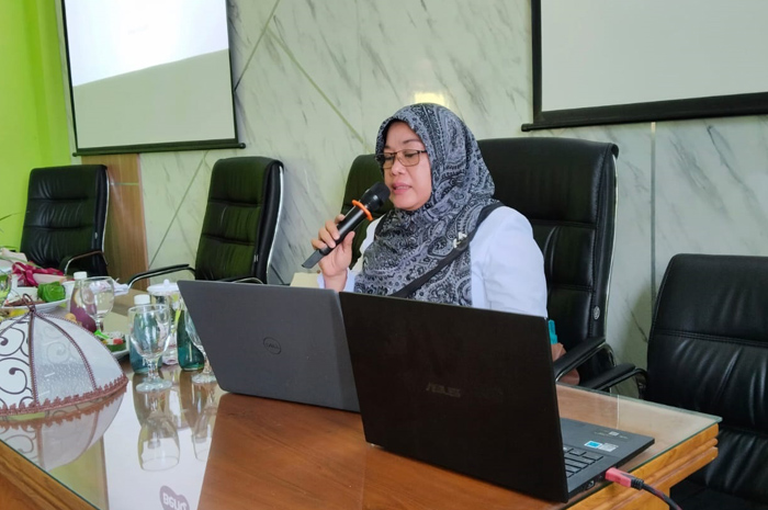 TELADAN: Kepala MtsN 16 Jombang, Emi Tahmidah, sedang presentasi tentang gerakan PRLH.