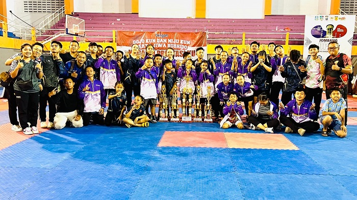 JUARA: Atlet dan pelatih JKC bersama trofi juara umum Jombang Open di Gor Merdeka Jombang, Minggu (6/10).