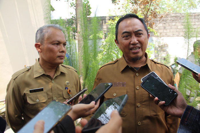 BERI PENJELASAN: Pj Bupati Jombang saat memberikan penjelasan kepada wartawan, Senin (7/10).