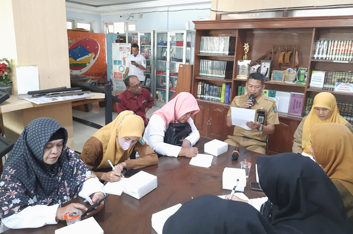 SERIUS: 30 pendamping lomba dongeng yang diadakan Dinas Perpustakaan dan Kearsipan Jombang mengikuti tehnical meeting, Senin (7/10).