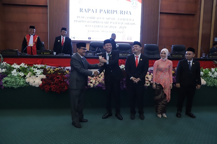 SERAH TERIMA: Ketua DPRD Sementara, Mas&rsquo;ud Zuremi (kiri) menyerahkan palu sebagai simbolis serah terima jabatan ke Ketua DPRD periode 2024-2029, Hadi Atmaji (kanan).