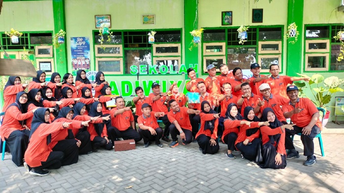 KOMPAK: Kepala SMPN 3 Mojoagung, Jombang, Zainul Arifin bersama seluruh tim Adiwiyata Mandiri.