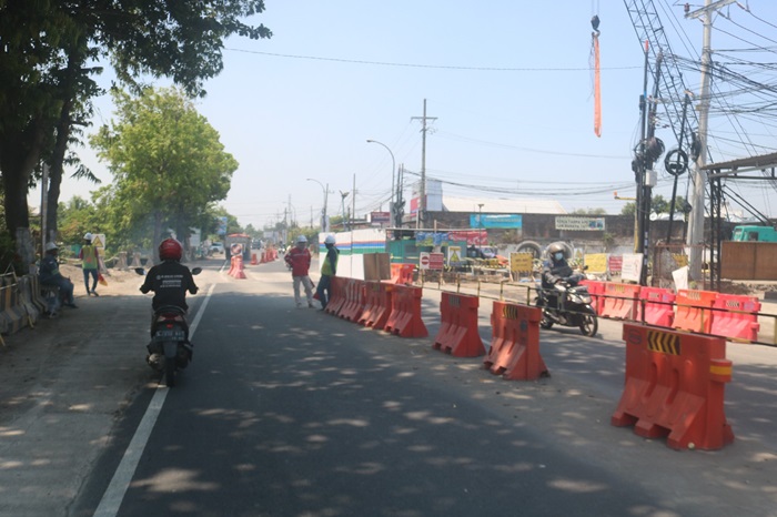 DITUTUP SEPARO: Jalan provinsi di Desa Balongbesuk, Kecamatan Diwek, Jombang yang terdampak proyek irigasi Pariterong.