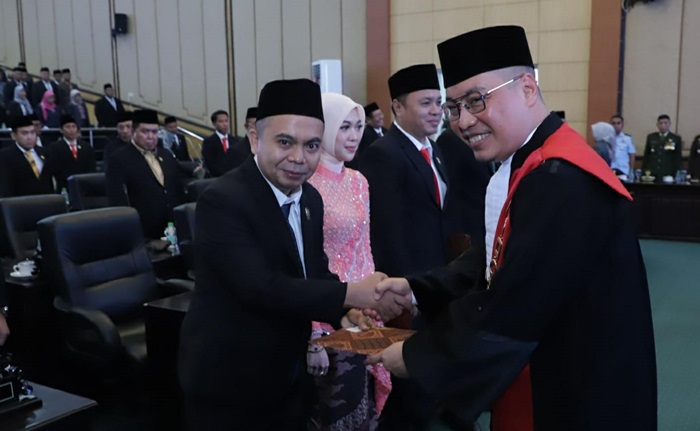 TELADAN: HM Syarif Hidayatullah ST MMT (Gus Sentot) saat dilantik menjadi wakil ketua DPRD Jombang di gedung dewan, Rabu (9/10).