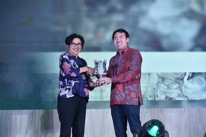 MEMBANGGAKAN: Sustainability Director Le Minerale, Ronald Atmadja, menerima penghargaan dari Direktur Jenderal PSLB3 KLHK, Rosa Vivien Ratnawati di Jakarta, Senin (7/10/2024).