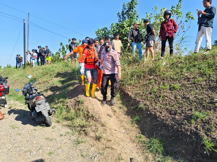 DIEVAKUASI: Warga Desa Jatigedong, Kecamatan Ploso, Jombang digegerkan dengan penemuan mayat pria tanpa identitas di pinggir Sungai Brantas Jumat (11/10) siang.