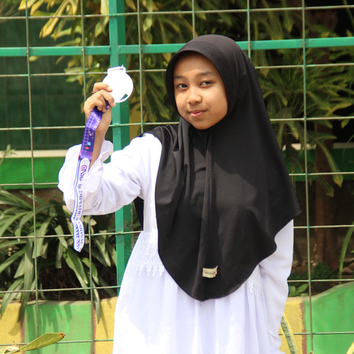 JAWARA: Azahroh Salsabillah siswi kelas VIII E MTsN 13 Perak meraih juara II ONSB tingkat nasional.