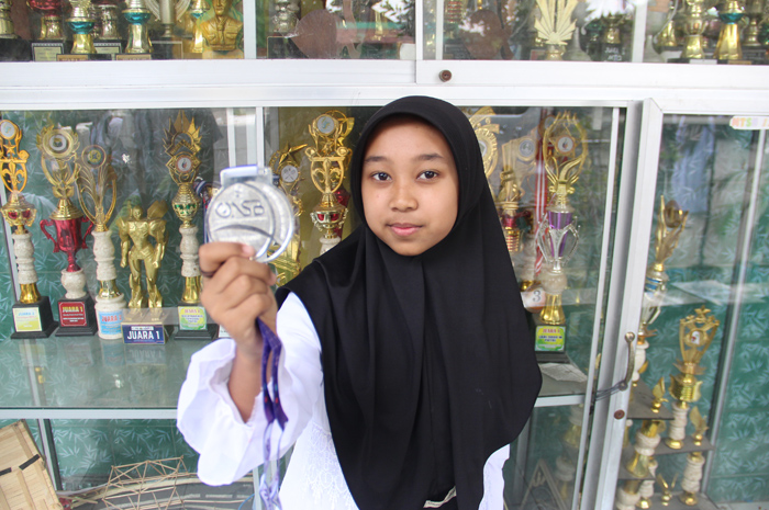 JAWARA: Azahroh Salsabillah siswi kelas VIII E MTsN 13 Perak meraih juara II ONSB tingkat nasional.