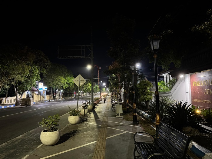 PADAM LAGI: Standlamp trotoar Jl KH Wahid Hasyim kembali mati Jumat (11/10) malam.