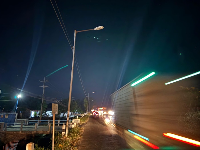 GELAP: PJU jalur alternatif Jombang-Mojokerto mati membuat jalan menjadi gelap.