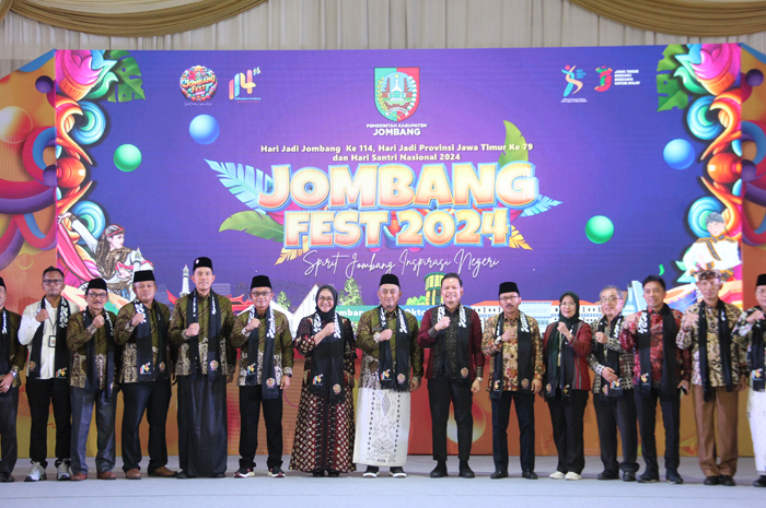 RESMI DIBUKA: Pj Bupati Jombang Teguh Narutomo bersama para tamu undangan membuka rangkaian Jombang Fest di Alun-alun Jombang, Senin (14/10).