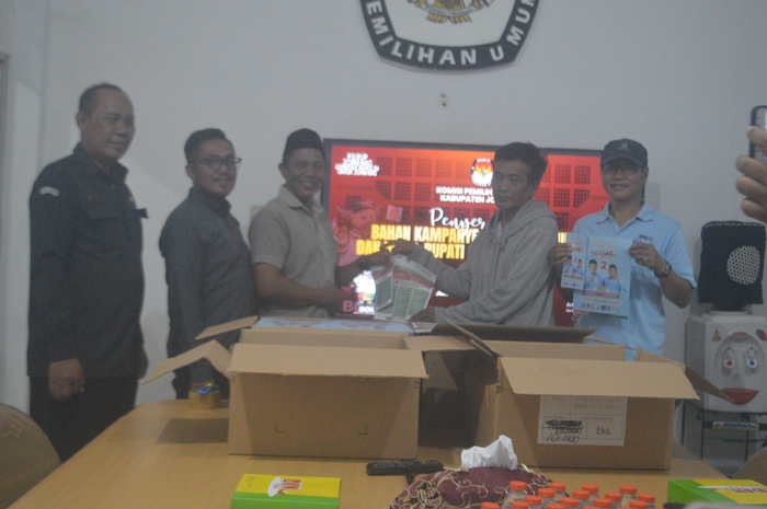 DISERAHKAN: Komisioner KPU jombang Divisi Teknis Nuriadi menyerahkan Bantuan kampanye kepada LO masing-masing paslon Pilbup Jombang.