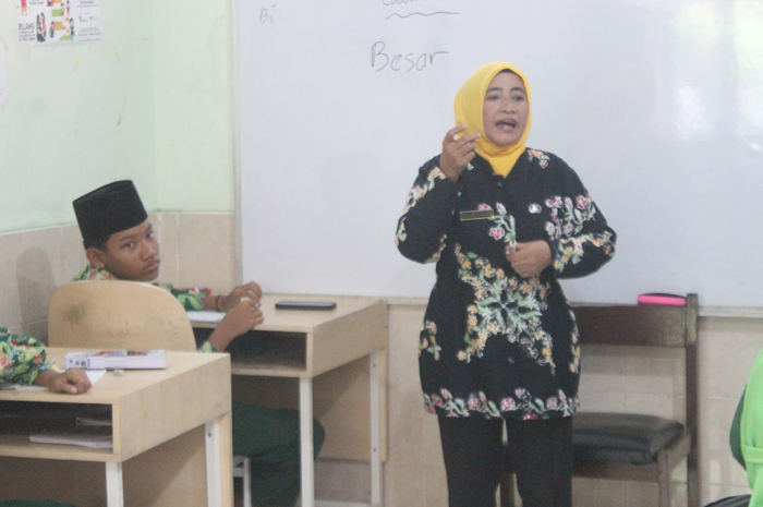 SEMANGAT: Guru SLB Negeri Jombang saat mengajar siswa dengan hambatan pendengaran di kelas (10/10).