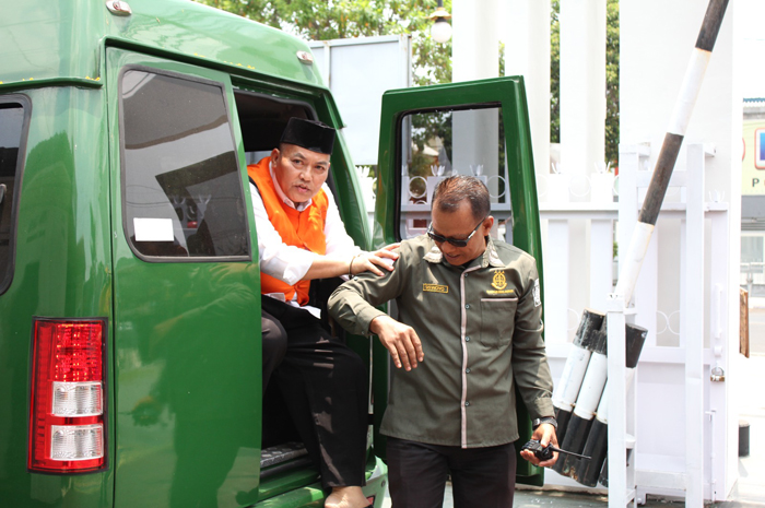 DITAHAN: Mubin, 59, terpidana kasus korupsi pupuk bersubsidi di Jombang akhirnya dijebloskan ke penjara, Senin (14/10).