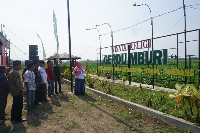 TUJUAN WISATA RELIGI: Kepala Desa Jatigedong Siti Junaidah berdiskusi bersama jajaran perangkat dan pokdarwis desa terkait pengembangan kawasan wisata religi Gerdu Mburi di Dusun Jatirowo.
