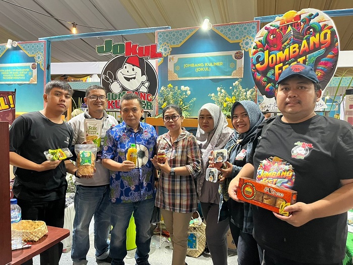 TELADAN: Wakil Ketua DPRD Jombang, HM Syarif Hidayatullah ST MMT (Gus Sentot) saat mengunjungi stan Jokul di Jombang Fest di alun-alun, Rabu (16/10).