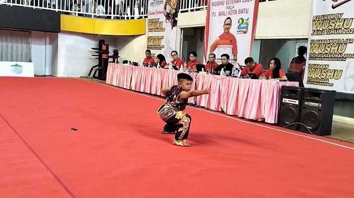 BERPRESTASI: Rafisqy Evano Alfarezi atlet Jombang saat tampil di wushu open tournament di GOR Gajah Mada Batu (13/10).