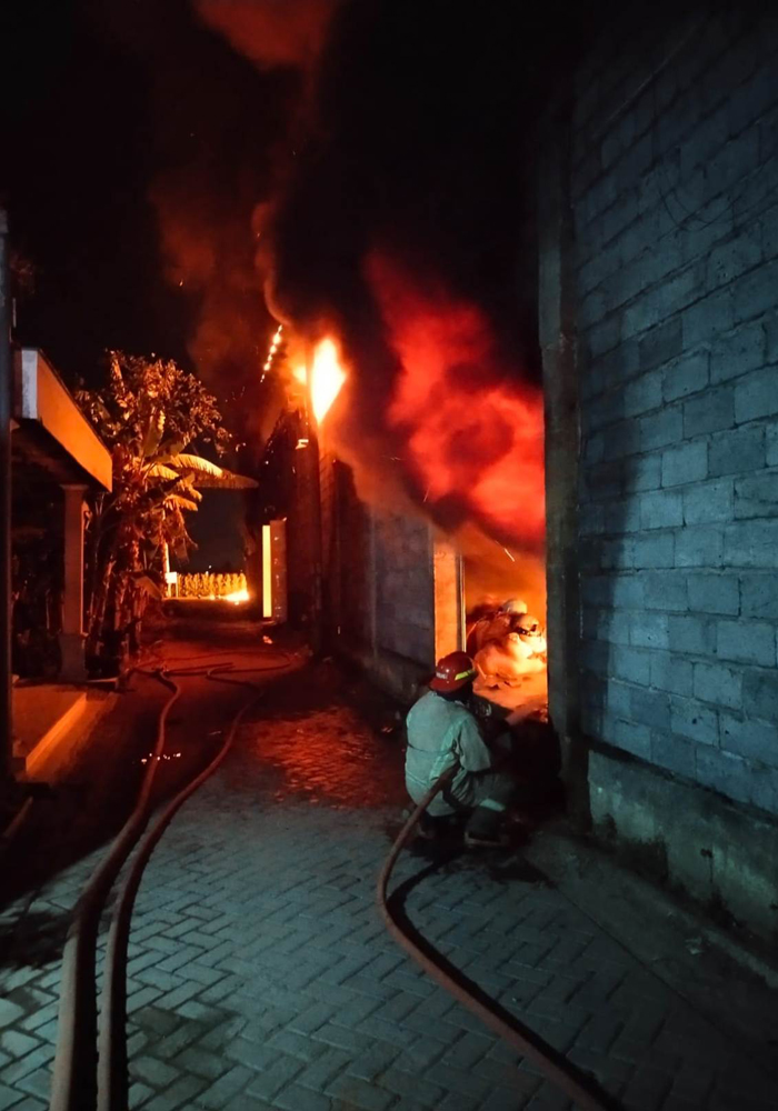 Sebuah pabrik pembuatan helm di Desa Sebani, Kecamatan Sumobito, Kabupaten Jombang terbakar Jumat (18/10) dini hari