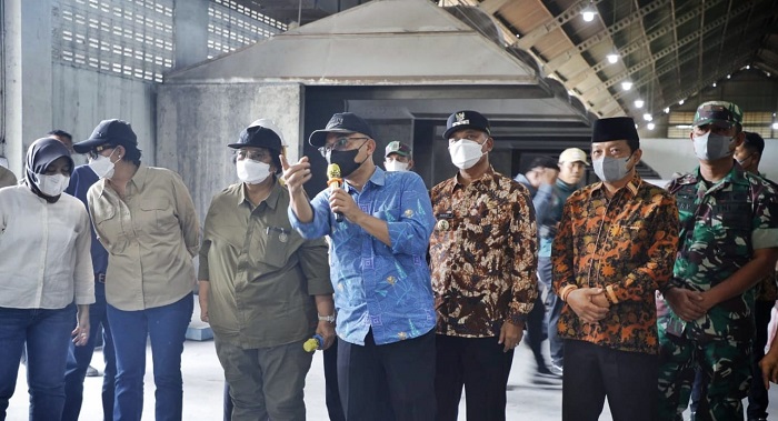 TINJAU: Kunjungan Menteri LHK Siti Nurbaya ke lokasi pemulihan lahan terkontaminasi Limbah B3 dan peleburan logam yang dikelola Koperasi SMARS di Sumobito, Jombang, (21/1).