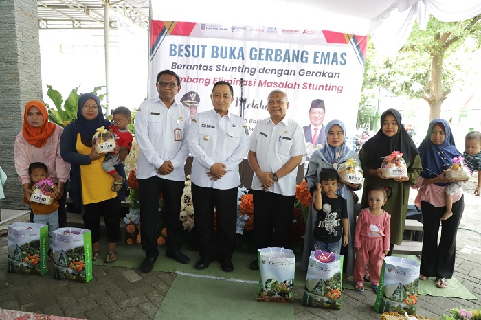 KOMPAK: Pj Bupati Jombang saat memantau kegiatan Besut buka gerbang emas bersama Kepala Dinas Kesehatan Kabupaten Jombang, dr Hexawan Tjahja Widada MKP, September lalu.