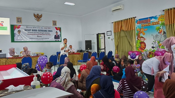 KOMPAK: Pj Bupati Jombang saat memantau kegiatan Besut buka gerbang emas bersama Kepala Dinas Kesehatan Kabupaten Jombang, dr Hexawan Tjahja Widada MKP, September lalu.