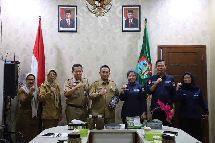 SINERGI: Kepala Dinas Tenaga Kerja Jombang, Isawan Nanang Risdiyanto SHut Msi mendampingi Pj Bupati Jombang Teguh Narutomo bersama Badan Pelindungan Pekerja Migran Indonesia.