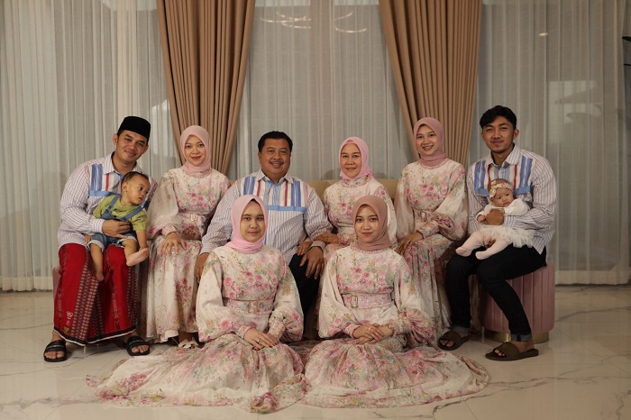 HARMONIS: Warsubi  bersama istri, anak, menantu dan cucu-cucunya.