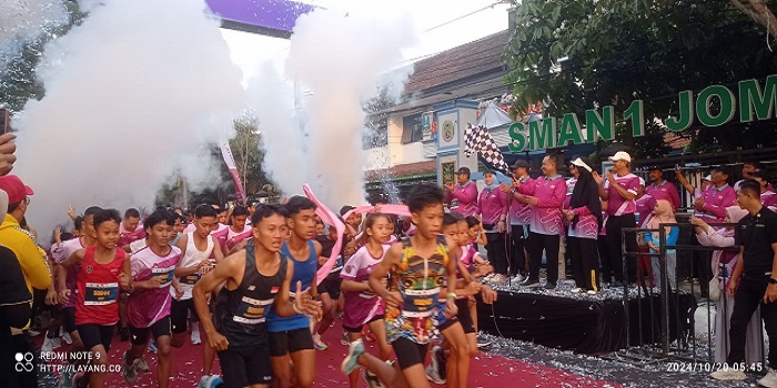 SERU: Ribuan peserta antusias mengikuti Jombang Playon Minggu (20/10).