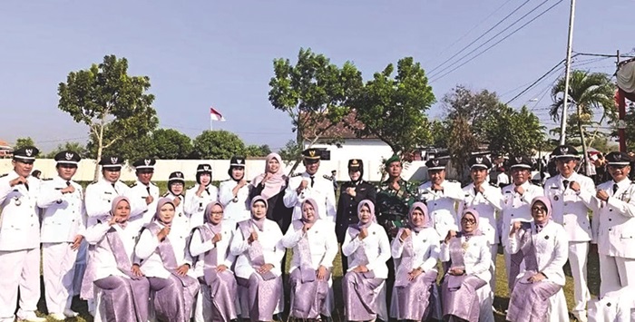 TELADAN: Camat Tembelang, Jombang, Agus Santoso SSos bersama jajaran kepala desa.