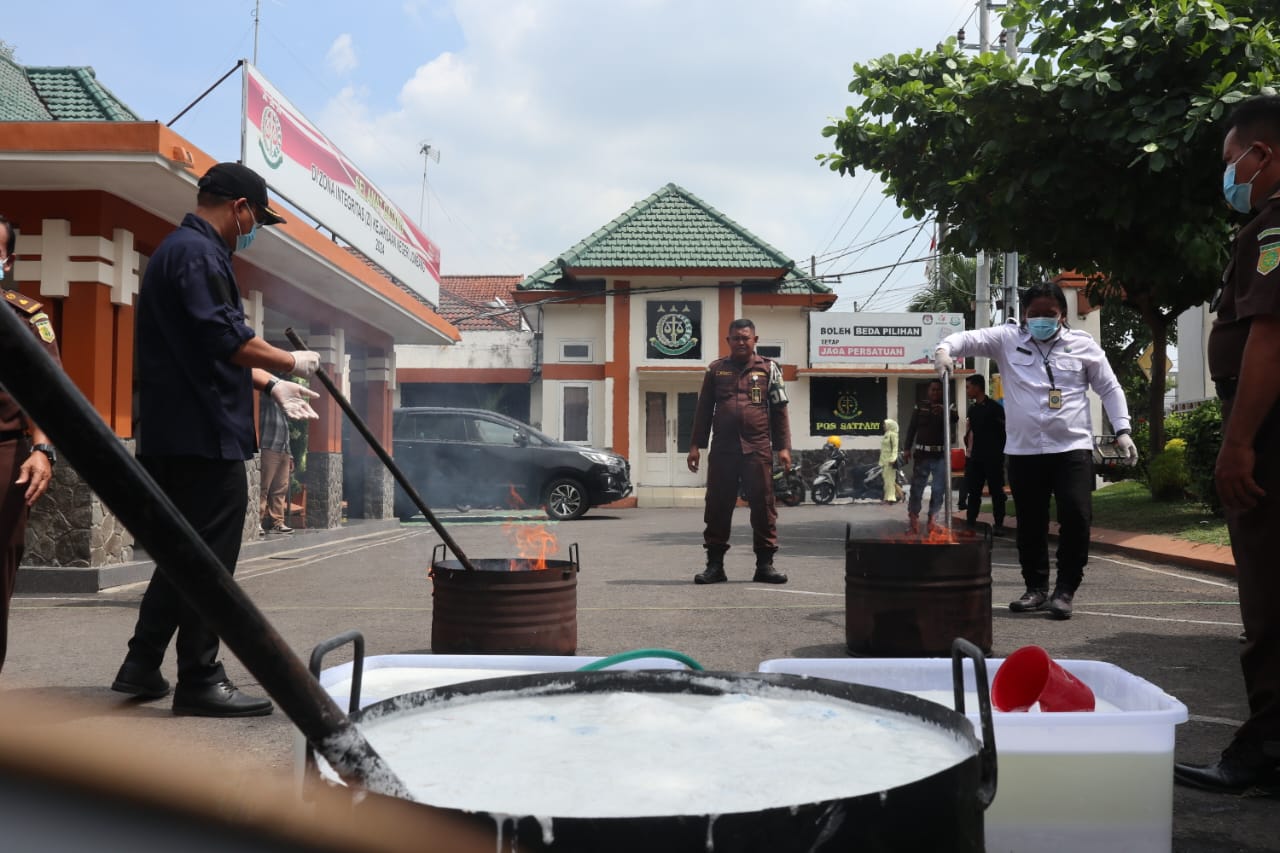 DIMUSNAHKAN: Sebanyak ratusan gram sabu-sabu dan jutaan butir pil koplo dimusnahkan Kejaksaan Negeri (Kejari) Jombang, Rabu (23/10).